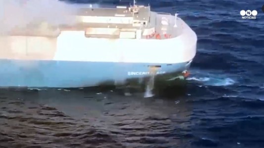 Barco a la deriva en el Pacífico