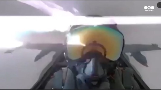 Así impacta un rayo sobre un avión de combate