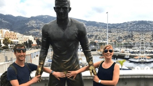 ¿Trae suerte?: la extraña costumbre de los turistas que visitan la estatua de Cristiano en Portugal