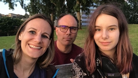 La historia de la mujer que se enamoró del donante de esperma de su hija, 12 años después