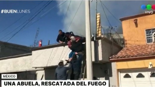 México: vecinos rescatan a una abuela en medio de las llamas