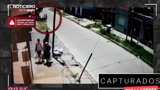 Una mujer tiró sus cosas a una casa para evitar ser asaltada