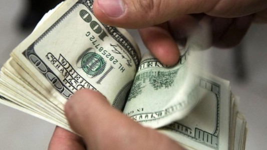 El dólar tocó el piso de flotación libre y el Banco Central bajó la tasa