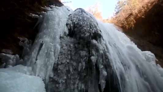 Se congeló una cascada en China y se volvió un furor de visitas