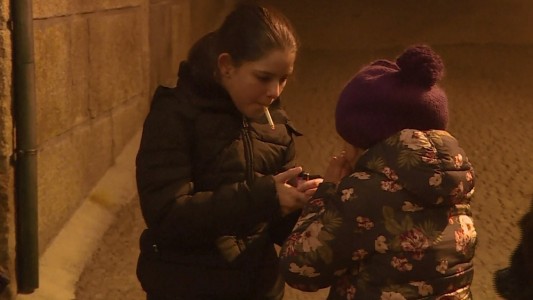 Video: la tradicional fiesta en la que permiten que los nenes fumen