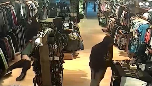 Roban y golpean a los empleados de un local de ropa
