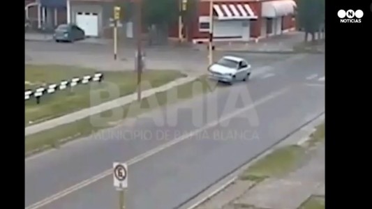 Manejaba ebrio y chocó contra un semáforo