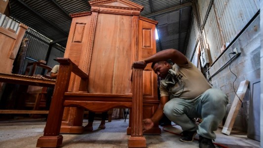 Panameños construyen una enorme silla para la visita del papa Francisco