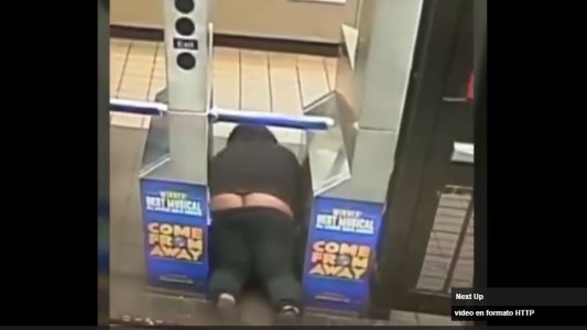 Intentó colarse en el subte y dejó sus "partes" al descubierto