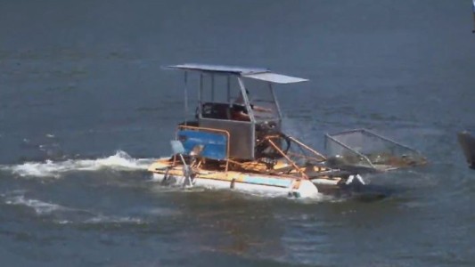 Limpian la basura y las algas del Lago San Roque