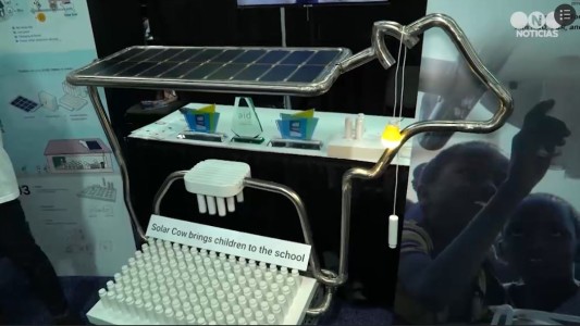Conocé la "vaca solar" que ayuda a los chicos africanos