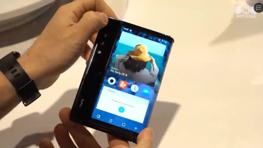 Así es el teléfono con pantalla flexible