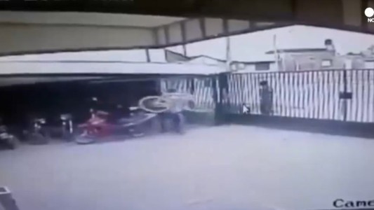 Así robaban una bicicleta de una planta en Mar del plata