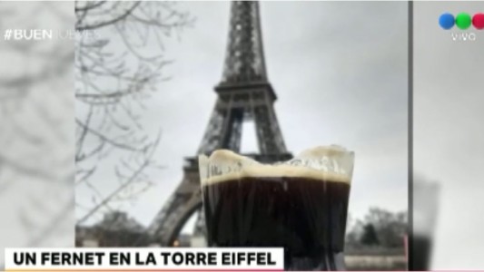 La foto del fernet en la Torre Eiffel que se hizo viral