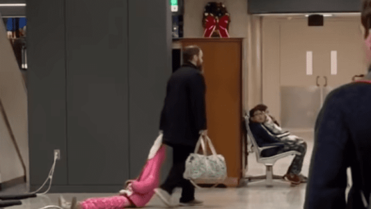 Viral triste: el video de un hombre que arrastra a su hija por un aeropuerto