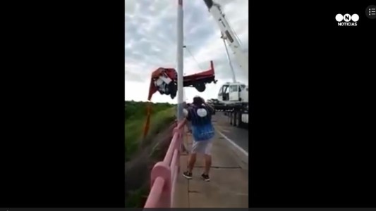 Un camión con cervezas volcó y la gente se llevó el cargamento