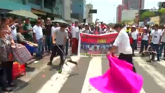 Marcha a favor de las riñas de gallo y las corridas de toros