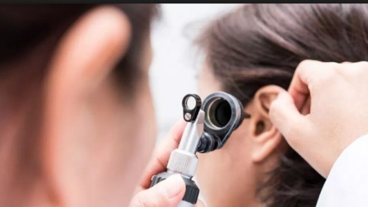 El extraño caso de la mujer que no puede escuchar las voces de los hombres