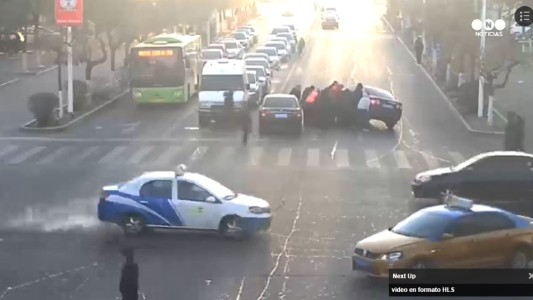 Rescatan a una mujer que había quedado debajo de un auto