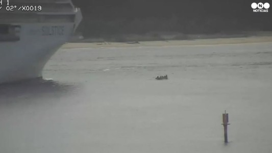 Momento en el que enorme crucero esquiva bote con cuatro jóvenes