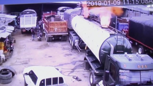 Dos trabajadores vuelan por el aire tras explosión de un camión