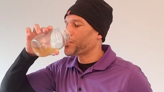 La extraña dieta a base de orina de un entrenador canadiense