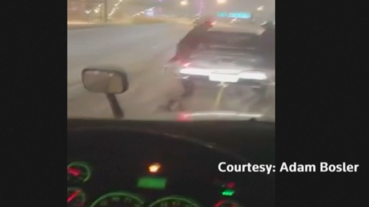 El reino del revés: una camioneta remolca un camión en la nieve