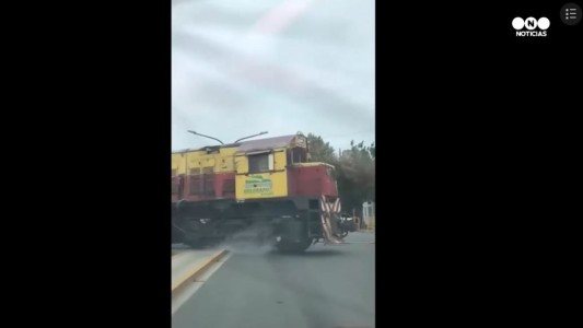 El momento en que descarrila un tren en Rosario