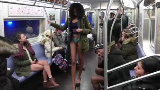 Desafían la ola de frío y viajan sin pantalones en el subte