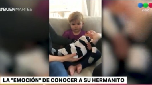 La nena que "se emocionó" al conocer a su hermanito