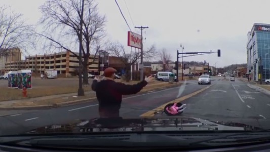 Impactante: un bebé se cayó de un auto y su madre no se dio cuenta