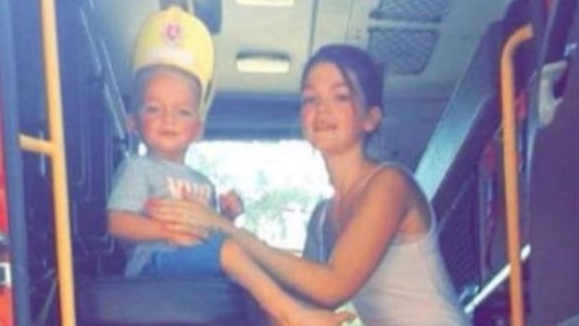 Reclinó el asiento del auto para castigar a su hijastro de 3 años y lo mató