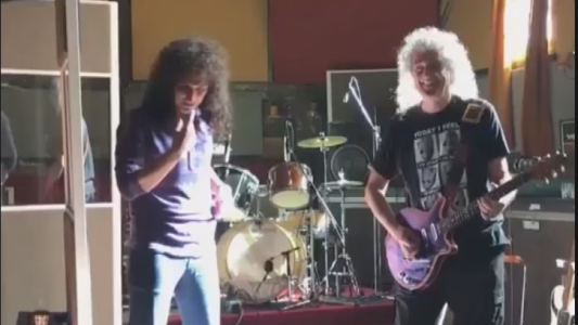 Brian May le tira unos pasos a su doble