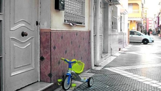 El triciclo que espera por Julen, el nene que cayó en un pozo de 100 metros de profundidad en España