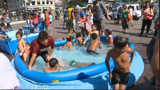 "Piletazo" en el Obelisco para reclamar por la liberación de Milagro Sala