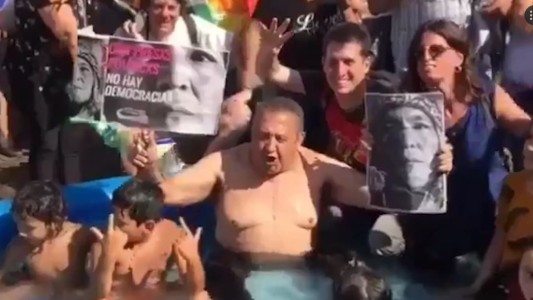 Luis D’Elía en el "piletazo" del Obelisco