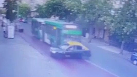 Colectivero se enojó y arrastró un taxi por varias cuadras