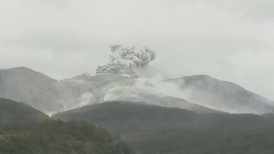 Lluvia de cenizas gentileza de un volcán fumador