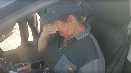 Video: la conmovedora reacción de una empleada de McDonald´s cuando le regalan un auto por sorpresa