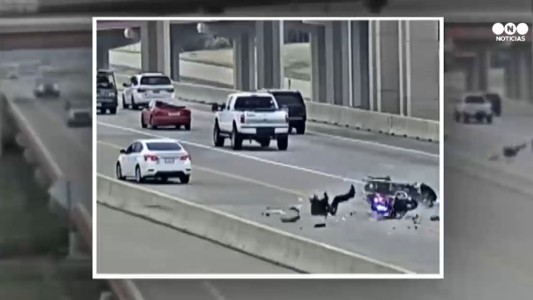 Tremendo choque de dos policías en moto