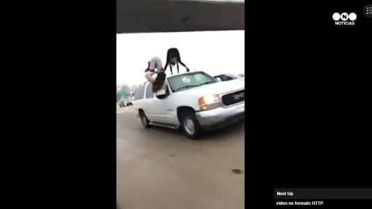 Peligroso baile sobre un auto en movimiento