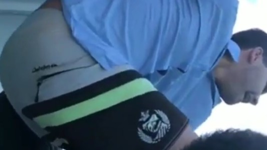 Video: se tiró al agua desde un piso 11 de un crucero, sobrevivió, pero el chiste le salió mal