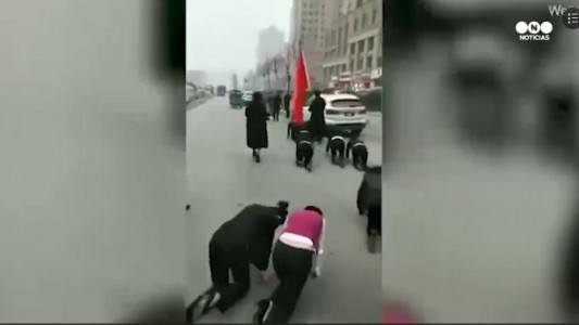 En cuatro patas por la calle, así castigaron a empleadas en China