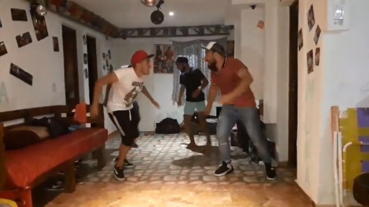 Aburridos, bailan malambo con "Leña para el carbón" y la rompen