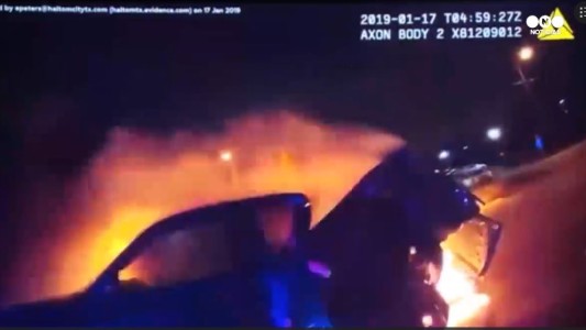 Dramático rescate de una mujer de un auto en llamas