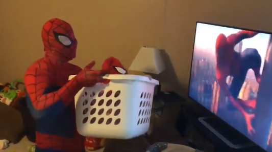 Viral tierno: el papá que ayuda a su hijo "a volar" como Spider-Man