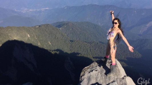 Una influencer que trepaba montrañas en bikini murió al caer a un precipicio