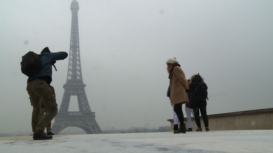 Torre Eiffel cerrada por temporal de nieve