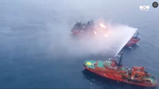 Así ardieron dos barcos en el Mar Negro