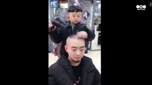 Tiene seis años y corta el pelo como un profesional